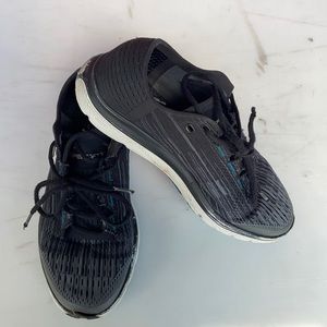 Under Armour 7.5 black sneakers